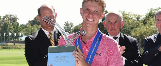 Paul Chaplet y Trofeo (cortesía LAAC / Enrique Bernardi)