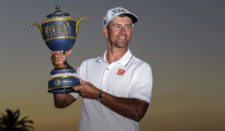 Adam Scott con Trofeo WGC Cadillac Championship (cortesía PGA Tour / Stan Batz)