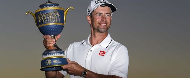 Adam Scott con Trofeo WGC Cadillac Championship (cortesía PGA Tour / Stan Batz)