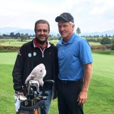 Carlos Avendaño y Greg Norman (cortesía Carlos Avendaño)