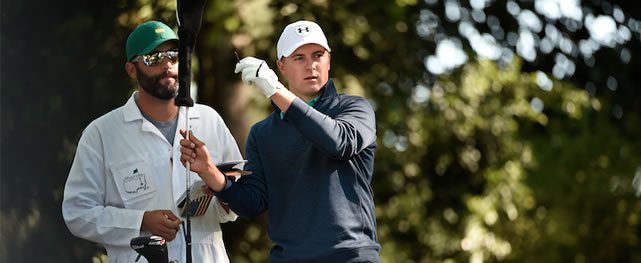 Masters champion Jordan Spieth chooses a driver on No. 2 during Round 1 at Augusta National Golf Club on Thursday April 7, 2016 (cortesía Augusta National Inc.)