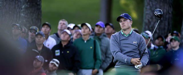 Masters champion Jordan Spieth watches his tee shot on No. 17 during Round 3 at Augusta National Golf Club on Saturday April 9, 2016 (cortesía Augusta National Inc.)