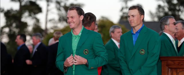 Masters champion Jordan Spieth presents the Green Jacket to 2016 Masters Champion Danny Willett of England during the Green Jacket Presentation (cortesía Augusta National Inc.)
