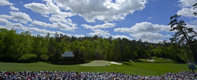 Paul Casey of England, Masters champion Jordan Spieth and Bryson DeChambeau on No. 11 green during Round 1 (cortesía Augusta National Inc.)