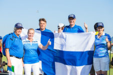 Fans de Finlandia apoyando a Ursula Wikstrom (cortesía Tristan Jones/IGF)