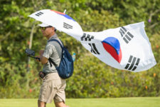 Un fan coreano camina por el campo (cortesía Tristan Jones/IGF)
