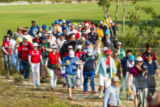 El público se desplaza hacia el hoyo 15 (cortesía Tristan Jones/IGF)