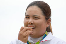 Inbee Park de Corea del Sur muerde su medalla de oro (cortesía Tristan Jones/IGF)