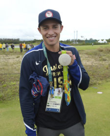 Sam Dorman muestra su medalla de plata olímpica de trampolín (Photo Stan Ba/z/PGA TOUR/IGF)