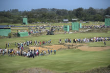 Espectadores caminando por el campo (Photo by Chris Condon/PGA TOUR/IGF)