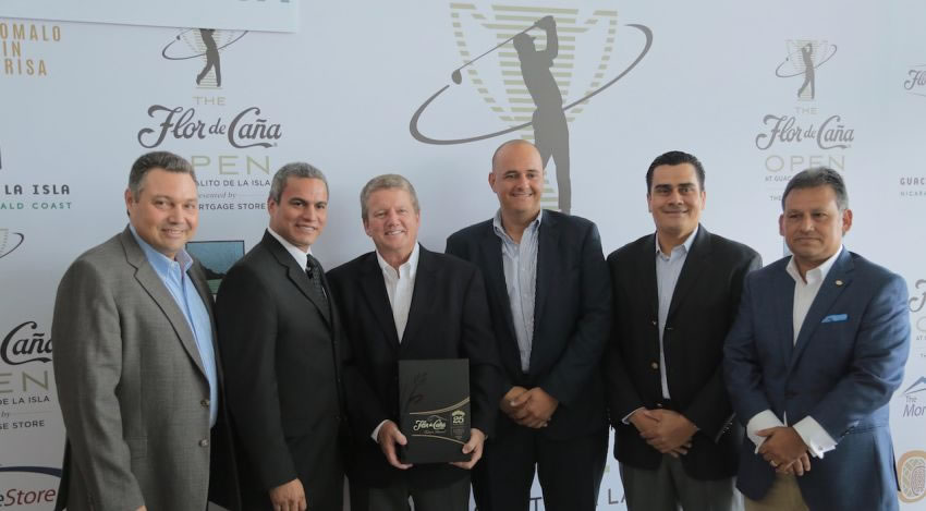 Jack Warfield, presidente del Tour, acompañó a las autoridades locales con motivo de la conferencia de prensa para anunciar el torneo. (Foto cortesía Flor de Caña Open)