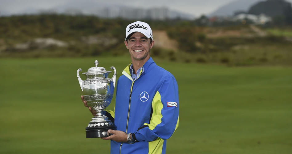 RIO DE JANEIRO, BRASIL - SEP. 25, 2016: El argentino Jorge Fernández Valdés posa con el trofeo del 63º Aberto do Brasil tras su victoria en el Campo Olímpico de Golf en Rio de Janeiro, Brasil. El evento fue el duodécimo de la temporada 2016 del PGA TOUR Latinoamérica. (Enrique Berardi/PGA TOUR)