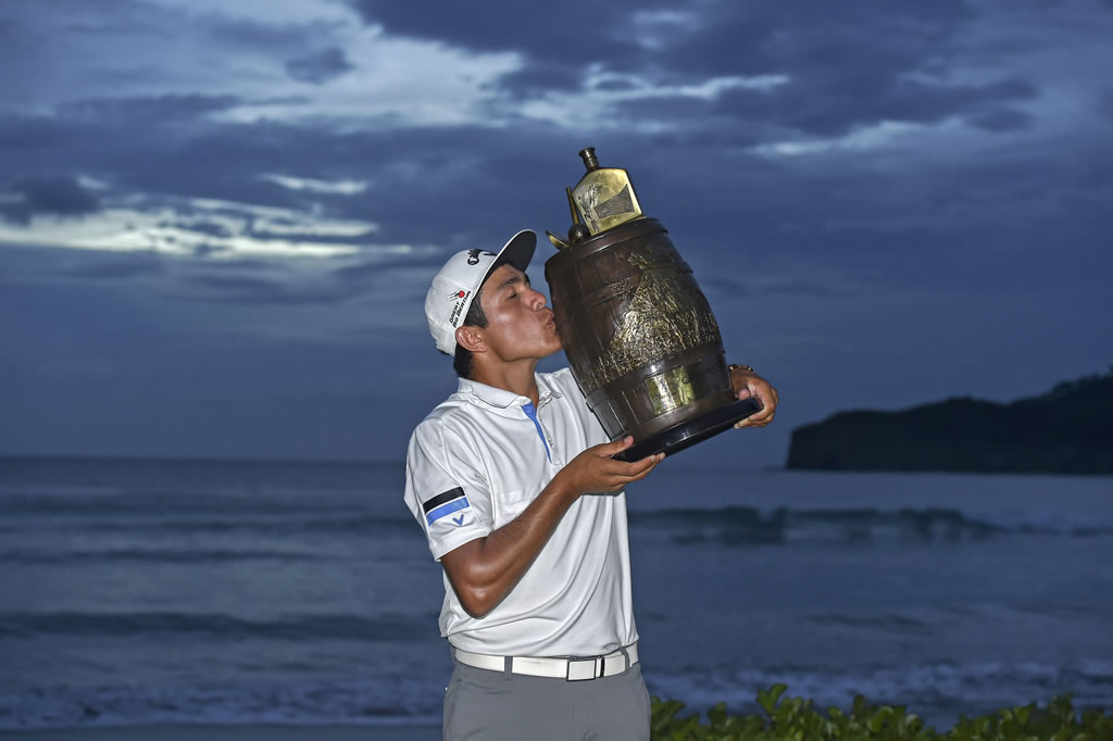 GUACALITO DE LA ISLA, NICARAGUA - SEP. 04, 2016: El argentino Augusto Núñez besa el trofeo tras lograr su primera victoria como profesional en el Flor de Caña Open presented by The Mortgage Store la tarde de este domingo en Guacalito de la Isla. (cortesía Enrique Berardi/PGA TOUR)
