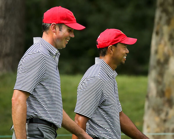 Matt Kuchar y Tiger Woods sonríen durante una Presidents Cup. © Golffile
