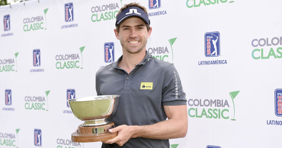 CALI, COLOMBIA - OCT. 30, 2016: El colombiano Andrés Echavarría levanta el trofeo tras su victoria en el Colombia Classic, decimoquinto torneo de la temporada 2016 del PGA TOUR Latinoamérica que concluyó este domingo en el Club Campestre de Cali. (Enrique Berardi/PGA TOUR)