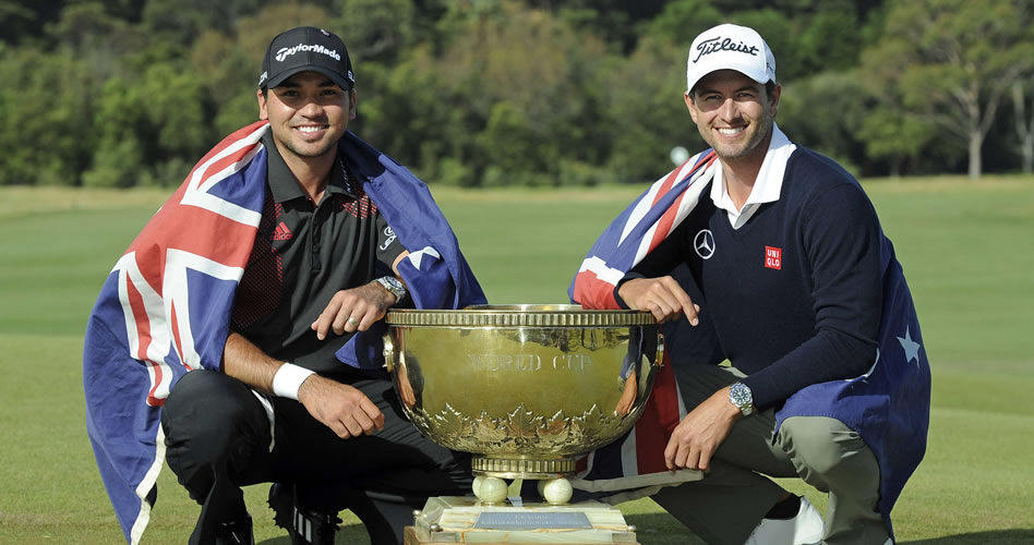 Jason Day y Adam Scott posan con el trofeo de la Copa Mundial de Golf (cortesía chinapost.com.tw)