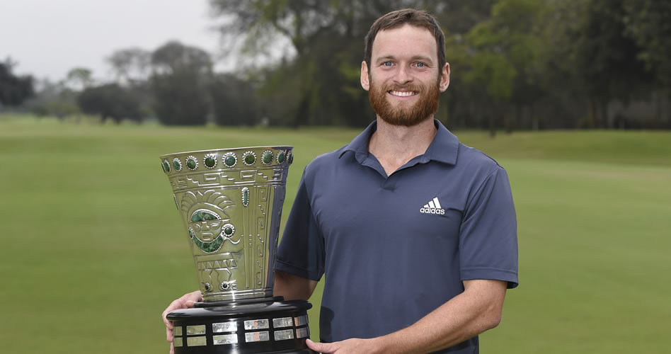 LIMA, PERU - OCT. 23, 2016: El estadounidense Tyler McCumber posa con el trofeo tras su victoria en el Lexus Perú Open presentado por Diners Club en el campo de Los Inkas Golf Club. (Enrique Berardi/PGA TOUR)