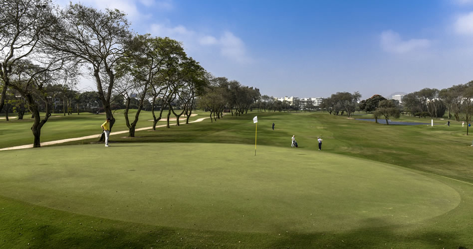 LIMA, PERÚ - OCT. 16, 2016: Vista panorámica del hoyo 15 de Los Inkas Golf Club, en donde esta semana el PGA TOUR Latinoamérica celebra el Lexus Perú Open presentado por Diners Club. (Enrique Berardi/PGA TOUR)