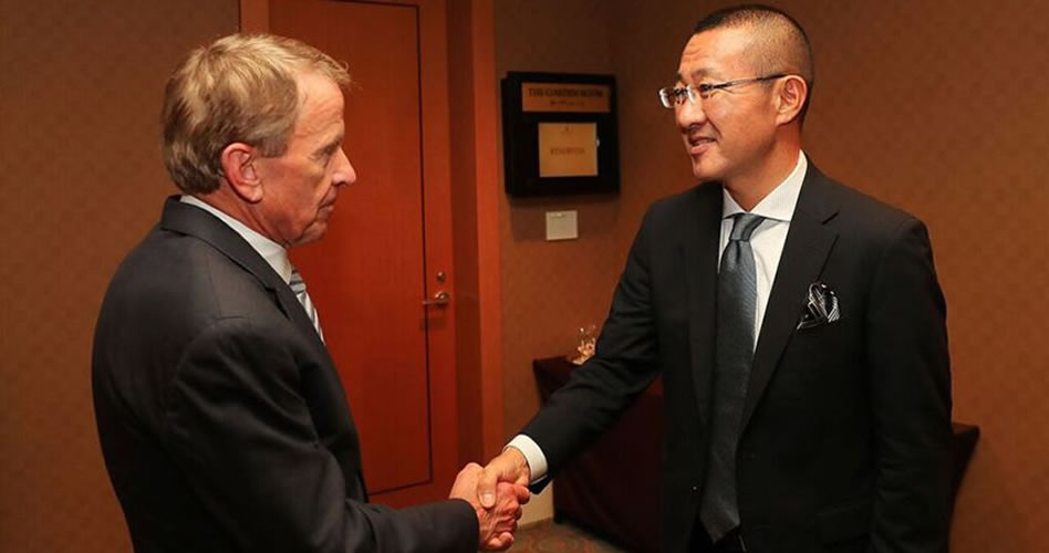 Tim Finchem, comisionado del PGA TOUR saluda a Masashi Ishii el nuevo vicepresidente de la oficina del PGA Tour en Tokio (cortesía Taku Miyamoto)
