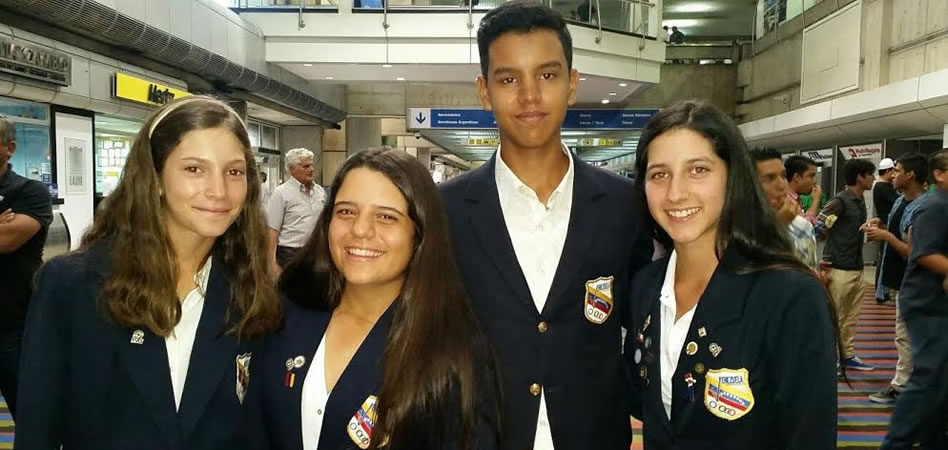 Las integrantes de la selección de damas Agatha Alesson, Claudia Perazzo y Vanesa Guilly junto a Eduard Colmenares del equipo de caballeros