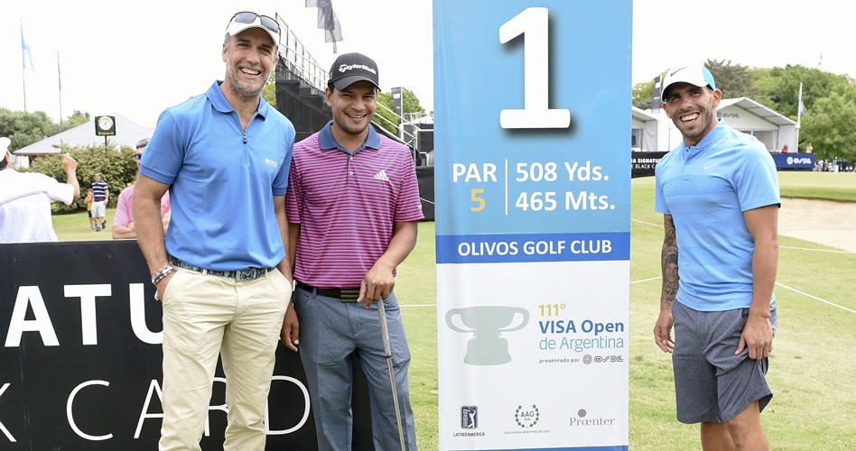 BUENOS AIRES, ARGENTINA - NOV. 16, 2016: El ex futbolista argentino Gabriel Batistuta, la estrella de Boca Juniors, Carlos Tévez y Fabián Gómez, jugador profesional de golf, durante el Pro-am del 111º VISA Open de Argentina presentado por OSDE, evento del PGA TOUR Latinoamérica que se disputa en Olivos Golf Club. (Enrique Berardi/PGA TOUR)