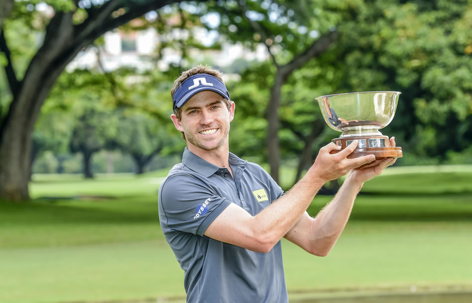 Andrés Echaverría y Trofeo (cortesía Enrique Berardi/PGA TOUR)