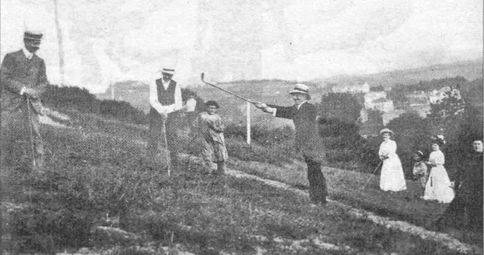 Alfonso XIII juega en el monte Ulía, en San Sebastian, en 1907 (cortesía lne.es)