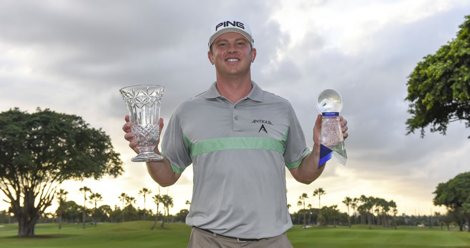 MIAMI, EE.UU - DIC. 4, 2016: El estadounidense Nathan Lashley posa con el trofeo Roberto De Vicenzo que lo acredita como Jugador del Año del PGA TOUR Latinoamérica. (Enrique Berardi/PGA TOUR)