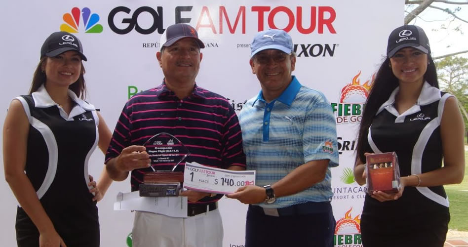 Marcos Malespín, Campeón del Hogan Flight, recibe trofeo y regalo. Entrega Felix Olivo, Director del GC AM Tour RD
