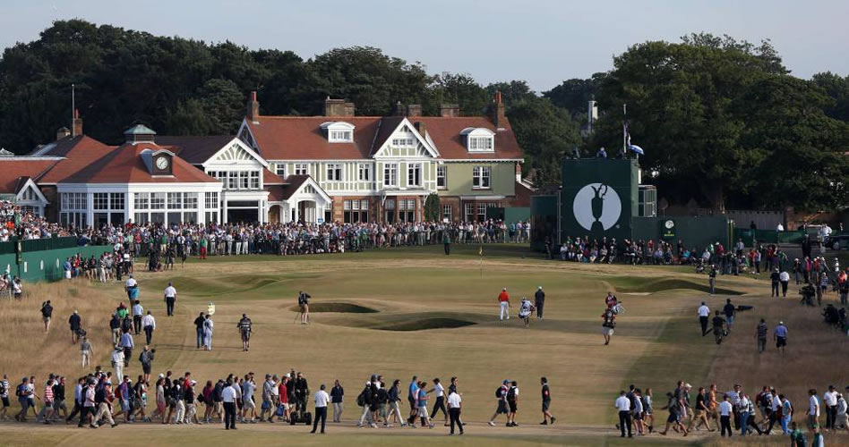 El hoyo 18 de Muirfield y la casa club durante el Open de 2013. / ADRIAN DENNIS (AFP)