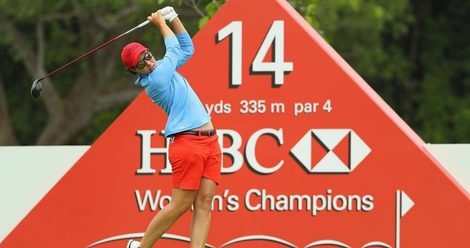 Carlota Ciganda, nº 20 mundial, golpea la bola durante el pro-am previo al HSBC Women's Champions de la LPGA (cortesía Scott Halleran - Getty)