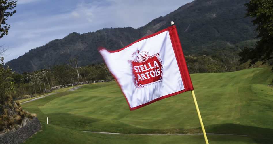 ANTIGUA GUATEMALA, Guatemala - La bandera del green del hoyo 9 del campo Fuego Maya de La Reunión Golf Resort es azotada por los fuertes vientos durante el primer día Guatemala Stella Artois Open, primer evento del Bupa Challenge en PGA TOUR Latinoamérica. (Enrique Berardi/PGA TOUR)