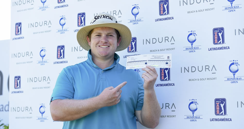 TELA, HONDURAS - MARZO 25, 2017: El estadounidense Patrick Newcomb posa con la tarjeta de 11-bajo par 61 con la que hoy se apoderó del récord del campo y del liderato del Honduras Open presented by Indura Golf Resort. (Enrique Berardi/PGA TOUR)