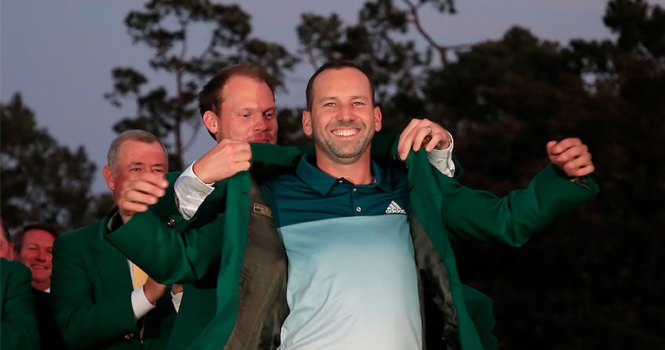 Sergio García enchaquetándose de verde (cortesía Augusta National Golf Club)