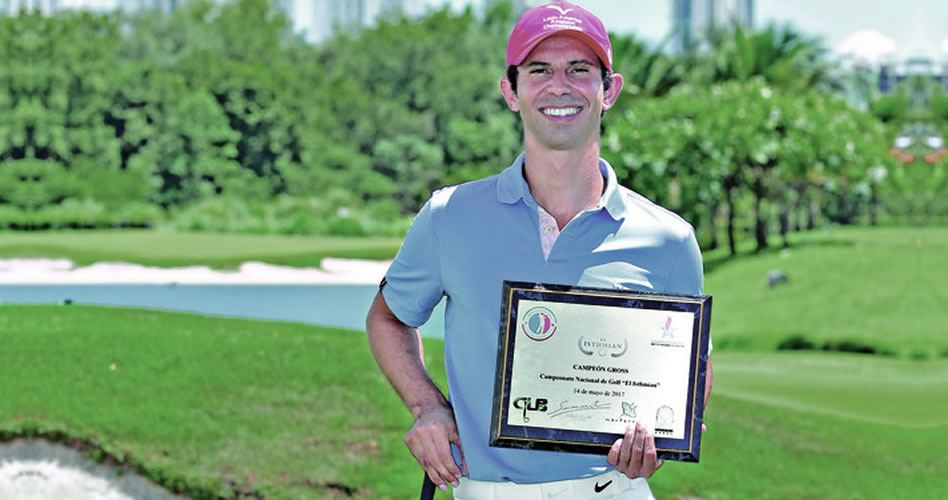 Ordóñez posa con la placa de reconocimiento por su desempeño (cortesía Roberto Cisneros)