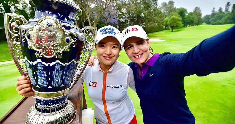 Sei Young Kim se hace el selfie de ganadora junto a Lorena Ochoa. © LPGA