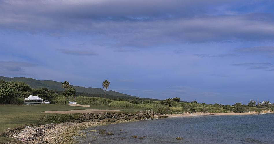 En Cinnamon Hill GC se alcanza a jugar a las orillas del Mar Caribe. La imagen corresponde al par-3 hoyo 6. (Enrique Berardi/PGA TOUR)