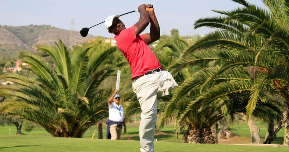 La inspiradora historia de Manuel de los Santos, el golfista dominicano de una sola pierna que debutó en el Challenge Tour