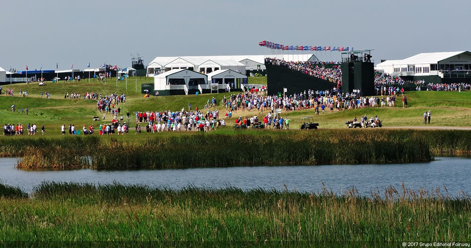 Rickie Fowler enseñando cómo se juega en Erin Hills