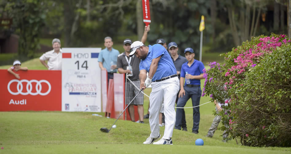ASUNCION, PARAGUAY - AGO. 19, 2017: El mexicano José de Jesús "El Camarón" Rodríguez pega su tiro de salida en el tee del hoyo 14 del Yacht y Golf Club Paraguayo durante la tercera ronda del Abierto del Paraguay Copa NEC presentado por Audi Diesa, primer evento oficial del PGA TOUR Latinoamérica que se celebra en el Paraguay. (Enrique Berardi/PGA TOUR)
