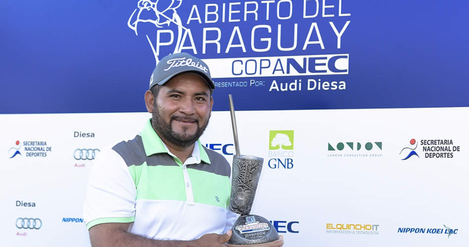 ASUNCION, PARAGUAY - AGO. 20, 2017: El mexicano José de Jesús Rodríguez posa con el trofeo tras su victoria en el Abierto del Paraguay Copa NEC presentado por Audi Diesa, primer evento oficial del PGA TOUR Latinoamérica que se celebró esta semana en el Paraguay. (Enrique Berardi/PGA TOUR)