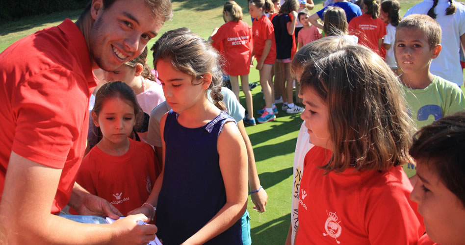 Víctor Pastor firma autógrafos a los pequeños participantes en el Campus del Real Club de Campo