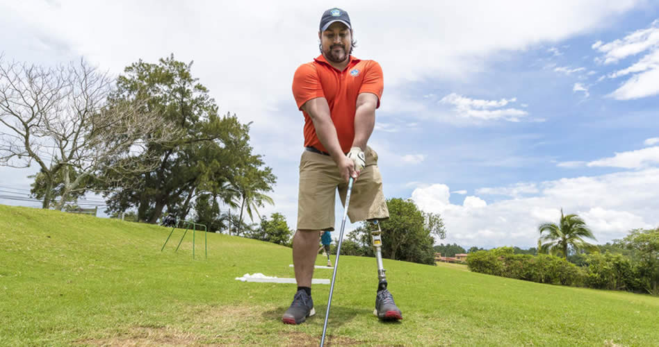 Bonky Campos (de anaranjado) fue uno de los primeros golfistas paralímpicos del grupo. Hace diez años comenzó a practicar. | FOTO: JOSÉ CORDERO