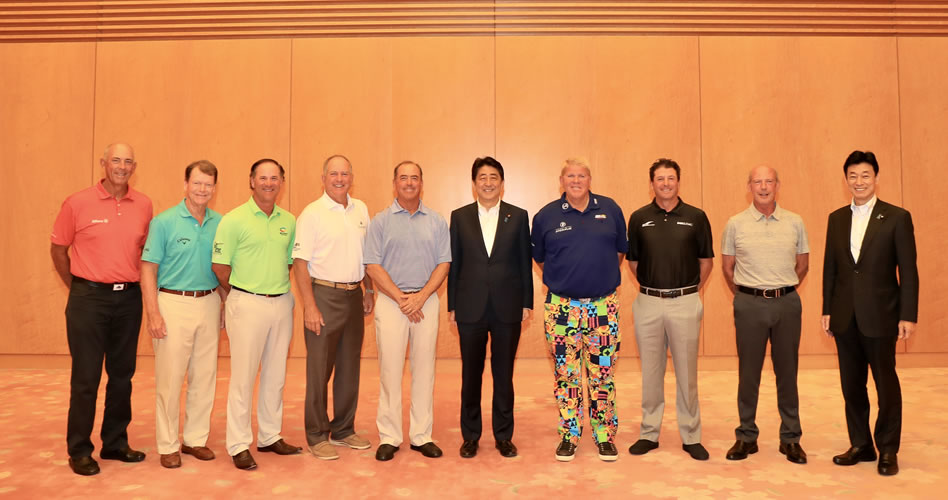 De izquierda a derecha: Tom Lehman, Tom Watson, Jay Haas, Olin Brown, el Primer Ministro de Japón, Shinzo Abe, John Daly, Billy Andrade, Larry Nelson y el Secretario Adjunto del Gabinete, Yasutoshi Nishimura