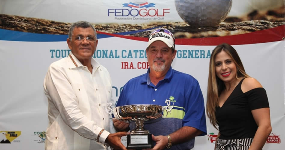 Desde la izquierda Rafael Villalona, presidente de la Fedogolf; Kim Bidgood, ganador de la primera Copa Primma Valores de golf; y Laura Hernández, presidenta de la empresa Primma Valores. 