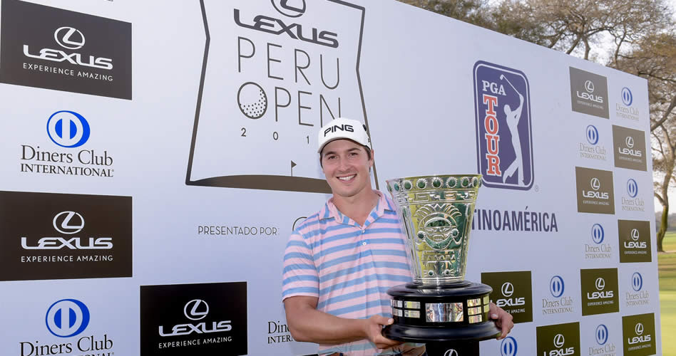 LIMA, PERU - OCT. 21, 2017: El estadounidense Charlie Saxon posa con el trofeo del Lexus Perú Open Presentado por Diners Club que ganó este sábado en Los Inkas Golf Club. (Enrique Berardi/PGA TOUR)