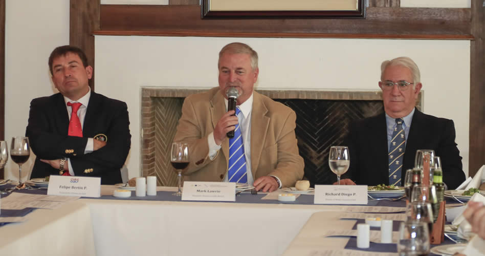 Mark Lawrie, Director The R&A para Latinoamérica y el Caribe, junto a Felipe Bertín (izquierda), Presidente de la Federación Chilena de Golf, y Richard Diego (derecha), Presidente del Prince of Wales Country Club.