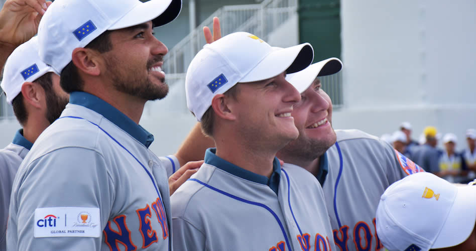 Vistiendo la camisa de los Mets de Nueva York, Grillo sonríe junto al australiano Jason Day, izquierda, y el sudafricano Branden Grace, derecha, durante la Presidents Cup que se disputo en Liberty National GC. (cortesía Prensa/PGA TOUR)