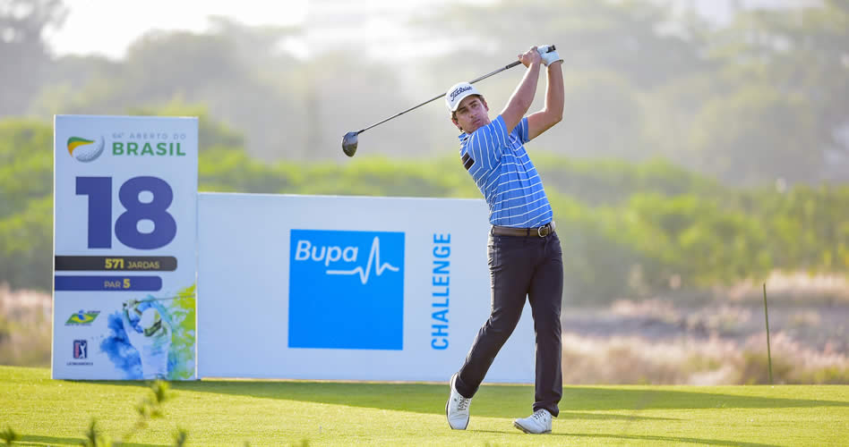 RIO DE JANEIRO, BRASIL - OCT. 13, 2017: El mexicano Rodolfo Cazaubón pega su tiro de salida en el tee del hoyo 18 durante una segunda ronda en la que hizo 7-bajo par 64 para tomar el liderato del 64º Aberto do Brasil en el Campo Olímpico de Golf en Río de Janeiro, Brasil. (Enrique Berardi/PGA TOUR)