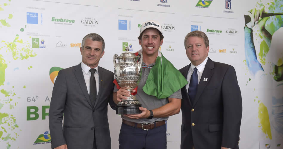 RIO DE JANEIRO, BRASIL - OCT. 15, 2017: Euclides Gusi Presidente CBG, Rodolfo Cazaubón, campeón del torneo, y Jack Warfield, presidente del PGA TOUR Latinoamérica tras la conclusión del 64 Aberto do Brasil. (Enrique Berardi/PGA TOUR)
